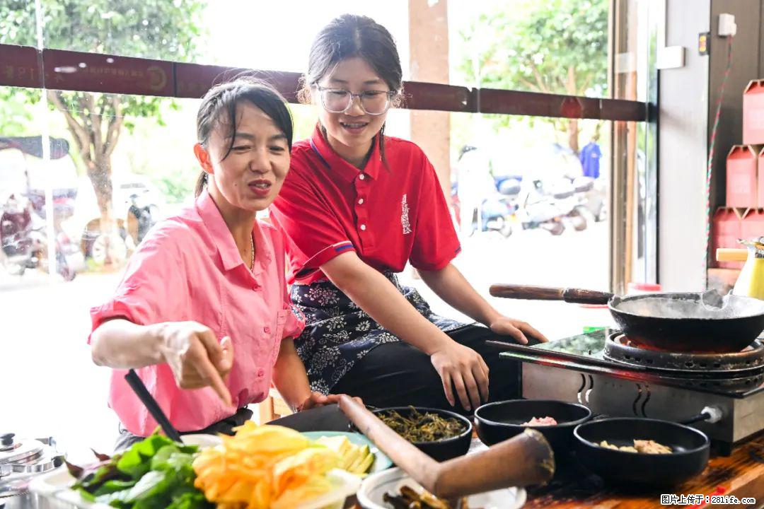 全网追的“扁担女孩”，找了一份暑假工，时薪12元 - 宜昌生活资讯 - 宜昌28生活网 yc.28life.com