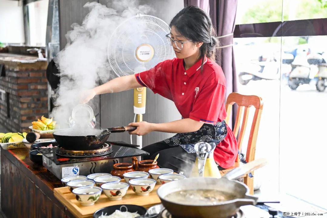 全网追的“扁担女孩”，找了一份暑假工，时薪12元 - 宜昌生活资讯 - 宜昌28生活网 yc.28life.com